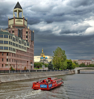 Космодамианская набережная и Водоотводноой канал (Московские набережные) / Космодамианская набережная и Водоотводноой канал ( проложен в 1783—1786) 

Слева одна из &quot;башен&quot; офисного центра Riverside Towers.
На заднем плане Новоспасский монастырь.