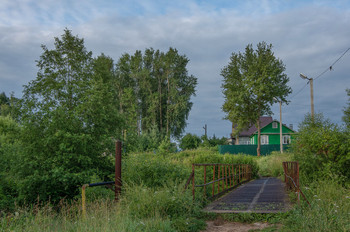 Железный пешеходный мостик. / Конаково. Окраина города.