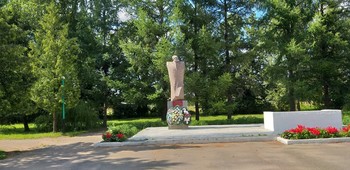 у памятника герою / у памятника герою