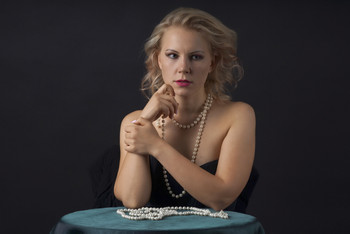 Маша / Портрет с бусами