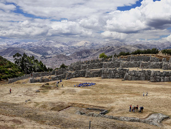 Саксайуаман / Циклопическое сооружение из огромных камней, идеально подогнанных друг к другу, вблизи Куско, Перу