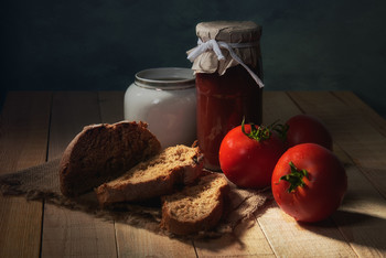 Помидоры и хлеб / Предметная композиция с помидорами