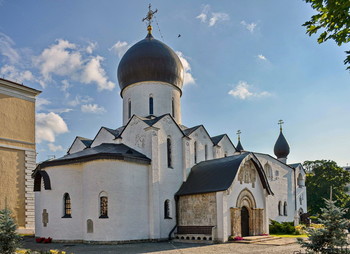 Церковь Покрова Богородицы в Марфо-Мариинской обители на Большой Ордынке / Обитель сестёр милосердия основана Св. вел. кн. Елисаветой Феодоровной в 1907. Покровская церковь заложена 22 мая 1908. Одноглавый каменный храм с двумя угловыми звонницами над западной частью выстроен по проекту арх. А. В. Щусева по образцам псковского и новгородского церковного зодчества, освящён 8 апр. 1912. Росписи выполнены М. В. Нестеровым и П. Д. Кориным. Внизу придел Бесплотных Сил и Всех Святых (1917).
Это уникальный образец неорусского стиля в храмовом зодчестве или «русского церковного модерна