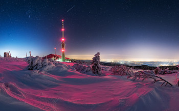&nbsp; / Durch die Reflexionen der Flugbefeuerung am Fernmeldeturm auf der Hornisgrind (Schwarzwald) leuchtet der Schnee rot bis lila. Rechts in der Ferne kann man das nahe Straßburg erkennen.