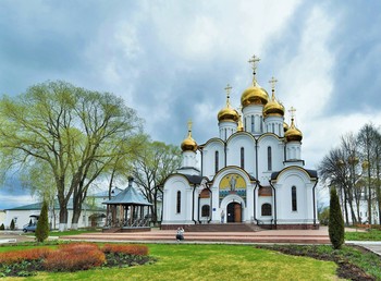 Никольский собор в Переславль - Залесске ... / &quot;Медленно в двери церковные
 Шла я душой несвободная,
 Слышались песни любовные,
 Толпы молились народные.
 Или в минуту безверия
 Он мне послал облегчение?
 Часто в церковные двери я
 Ныне вхожу без сомнения ...&quot;
 А.Блок