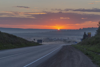 Раннее утро в дороге. / Рассвет на трассе в районе деревни Кускун красноярский край.