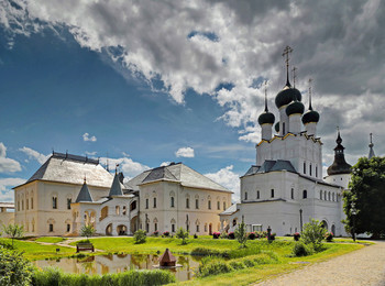 Церковь Иоана Богослова и «Красная палата» Ростовского кремля / Воздвигнута она прямо над западными вратами, в которые приезжали высокие гости со стороны Москвы. Сооружение её над западными парадными воротами кремля стало завершающим этапом формирования кремлёвского ансамбля.
Слева от церкви находится «Красная палата» Ростовского кремля - комплекс Государских хором, построенный в 70-80-х годах XVII века.