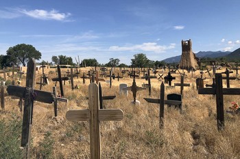 Кладбище в индейском pueblo. / Taos