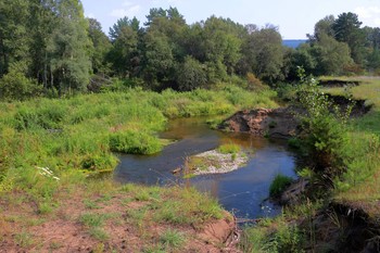 НА речке Лугавка / В песчаном грунте, речка сделала промоины.