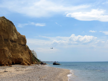 Морская пятница / Пацаны поселка Кача с пляжа смотрят, 
как заходит на посадку боевой самолет.