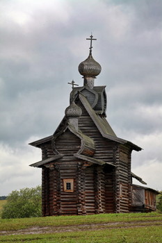 Церковь Преображения... / Село Янидор Чердынского района 1707 год.Церковь вознесена на высокий подклет - хозяйственный этаж, в котором по рассказам старожилов, ещё в прошлом веке хранили пушнину. Церковь Преображения - тип клетского храма "кораблем", т. е. все три части ее вытянуты в одну линию.