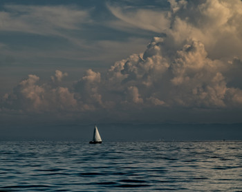 &nbsp; / Ein Segelboot trotzt dem ankommenden Unwetter