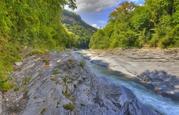 Камни источенные водой / Адыгея