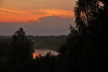 &quot;Поздний вечер, закат догорает ...&quot; / &quot;Поздний вечер, закат догорает.
 Вот еще один день позади.
 Время с нами, как будто, играет -
 Убегает, а ты догони ...&quot;
 Л.Лукашева