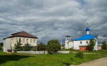 Петровский мужской монастырь / Петровский монастырь расположен на берегу озера Неро. Он был основан в 13 в. царевичем Ордынским, чудотворцем Петром, как раз на том месте, где ему чудесным образом явились апостолы Петр и Павел

https://putidorogi-nn.ru/evropa/713-petrovskij-monastyr-v-rostove-velikom