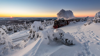 &nbsp; / Da will man einmal einen Sonnenuntergang in einer Schneelandschaft fotografieren und dann fährt einem dieses Ding durchs Bild ,). Kleiner Scherz, war so gewollt. Einmal wollte ich auch unter die Eisenbahnfotografen gehen. Zugegeben, bei mir liegt der Schwerpunkt eher auf der Landschaft, als auf dem Zug ;-)