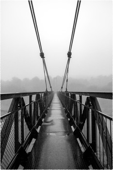 старый мост / Подвесной вантовый мост над рекой. Туман. Утро.