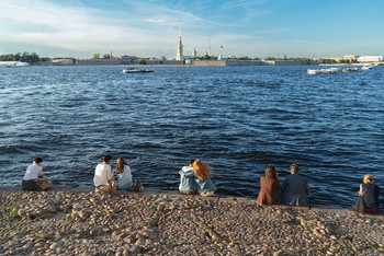 Связующее звено / Августовский вечер на Неве.