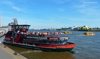 Hafen Hamburg / Городской паром в порту Гамбурга
Альбом &quot;Лайнеры, парусники, пароходы&quot; http://fotokto.ru/id156888/photo?album=62974
Мои слайд шоу на Ютубе: https://www.youtube.com/channel/UCEOp3amNaNT0205lPmdFi8w/videos?view=0&amp;sort=dd&amp;shelf_id=1