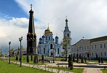 Монумент в ознаменование победы в Отечественной войне 1912 г. г. Малоярославец / Город Малоярославец-город Воинской Славы. 24 октября 1812 года стал ареной кровопролитного сражения между Великой армией Наполеона, пытавшейся пробиться на Калужскую дорогу, и русскими войсками под командованием Кутузова. В ходе 17-часового боя город 8 раз переходил из рук в руки, в итоге был практически полностью уничтожен. Собор Успения Пресвятой Богородицы-возведен на народные средства к 100-летию сражения под Малоярославцем.
