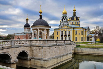 Рогожская слобода / НА пп плане беседка-«Иордань». За беседкой на зп находится Покровский собор — главный кафедральный храм Рогожской старообрядческой общины. Собор сооружён в 1790-1792 годах выдающимся русским зодчим Матвеем Фёдоровичем Казаковым в стиле классицизм. За Покровским собором видна храм-колокольня во имя Воскресения Христова, возведен в 1906–1913 годах 
Слева от Покровского собора находится, Зимний одноглавый храм во имя Рождества Христова, построен в 1804 году в стиле барокко по проекту архитектора И. Д. Жукова