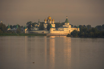 Волжское утро / Вид на Ипатьевский монастырь в Костроме