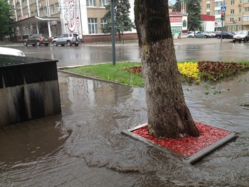 Водные процедуры / Калуга, на стрелке улиц Ленина и Луначарского: ливень