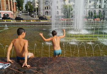 Водные процедуры / Волга рядом,а в фонтане интереснее