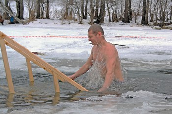 Водные процедуры. / Многие стараются приобщиться к водным процедурам в праздник Крещение.