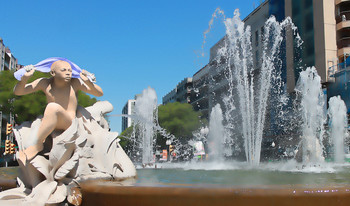 Водные процедуры / Уличный купальщик в Террагоне (Испания)