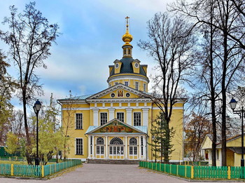 Покровский собор в Рогожской слободе / Покровский собор в Рогожской слободе — главный храм Русской православной старообрядческой церкви
Во время чумы 1771 года московские кладбища были вынесены за тогдашнюю черту города — Камер-Коллежский вал. Рядом с Рогожской заставой возникло старообрядческое кладбище, а затем и посёлок при ней. Через 20 лет у обитателей поселения возникло желание построить собственную церковь. Проект здания был заказан у Матвея Фёдоровича Казакова, по планам которого предполагалось возвести большую церковь в стиле классицизма. Было получено разрешение у московских властей, и в 1791 году состоялась закладка здания,