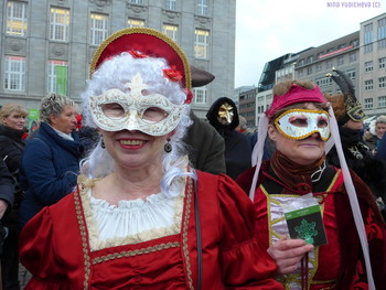 Venezianischer Karneval in Hamburg 2018 / Гамбург. Венецианский карнавал у озера Альстер. Великолепные костюмы, загадочные маски, дефиле, карнавальное шествие радуют горожан и гостей города.
Альбом «Жанр, жанровый портрет, репортаж- и стрит-фотографии» http://fotokto.ru/id156888/photo?album=60
Видео карнавала: https://www.youtube.com/watch?v=g-HDOSvJTUo
 https://www.youtube.com/watch?v=mH-ARj0ilTA