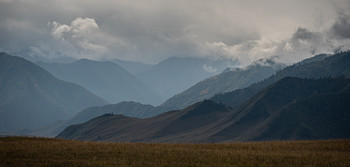 в облаках / долина реки Катунь, Алтай