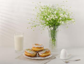 Завтрак летним утром / Пончики с молоком ранним летним утром, с букетом полевых цветов