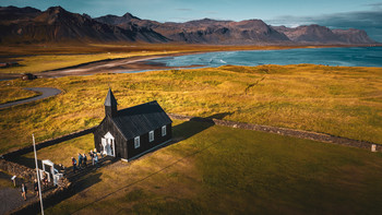 Gatklettur #2 / август, 2019. Люди выходят с, только что завершившейся, службы