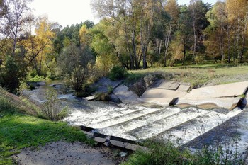 НА речке Лугавка / Искусственный водопад вытекающей речки Лугавка.