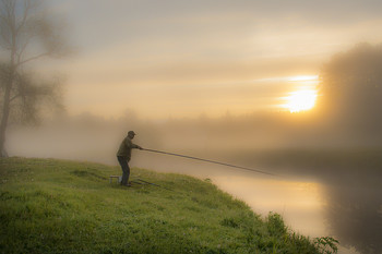 &nbsp; / Рыбак на утренней зорьке