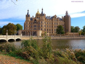 Schweriner Schloss / Шверин. Замок
Альбом «Путешествия»: http://fotokto.ru/id156888/photo?album=73174 Альбом «Архитектура»: http://fotokto.ru/id156888/photo?album=60147
Шверин - город в Германии, столица земли Мекленбург-Передняя Померания. Красивая архитектура, великолепный замок, озеро с лебедями и прогулочными баркасами и улица Пушкина... :) Смотрите: 

https://www.youtube.com/watch?v=itjCTZh205E

Мой канал на Ютубе: https://www.youtube.com/channel/UCEOp3amNaNT0205lPmdFi8w

Моё фото на конкурсе «Настроение: золотая осень»:
http://fotokto.ru/photo/concurs?id=166&amp;success#concurs127318