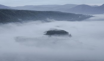 Затерянный остров. / Ранним утром на Енисее островки похожи на необитаемые острова.