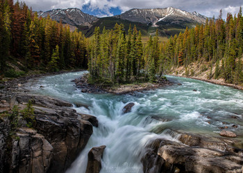 Все течет... / Водопад на реке Санвопта, которая течет через Скалистые горы. Национальный парк Джаспер, Канада