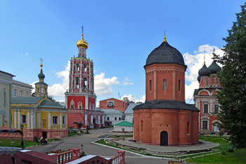 Высоко-Петровский мужской монастырь / Предположительно, основан в 1315 году святителем Петром, митрополитом Киевским, Владимирским и всея Руси. Известен по письменным источникам с 1317 года. Основная часть современного архитектурного комплекса монастыря сооружена в XVII—XVIII веках. В 1929 году был закрыт большевиками. Деятельность монастыря возобновлена с 2009 года. В 2015 году отмечалось 700-летие со дня основания монастыря.