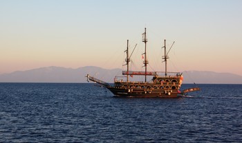 Яхта в лучах заката / Эгейское море, Бодрум, Турция