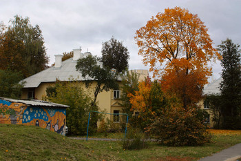 Цвет настроения &quot;Осень&quot; / Один из тихих двориков Минска вне времени.