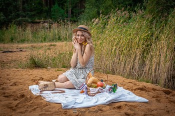 Девушка на пикнике / ***