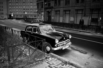 Москвич-402 / Производство «Москвичей» началось на Московском заводе малолитражных автомобилей (бывший Завод имени Коммунистического интернационала молодежи, КИМ) в 1947 году — первенцем стала модель 400. В 1956 году дебютировала модель второго поколения — «Москвич-402», а в 1964 году завод приступил к выпуску «Москвича-408», машины третьего поколения. В 1968 году предприятие было переименовано в Автомобильный завод имени Ленинского комсомола (АЗЛК).
В 1986 году стартовало производство принципиально новой переднеприводной модели «Москвич-2141», но в начале 1990-х годов завод сократил объемы производства до минимума. Попытка «оживить» завод предпринятая в 1997 году — модернизация модели 2141, создание на ее базе новых версий — дала некоторый эффект, но уже в 2001 году предприятие окончательно прекратило выпуск автомобилей. В 2006 году ОАО «Москвич» было официально признано банкротом, часть производственных площадей завода была передана предприятию «Автофрамос», занимающемуся сборкой автомобилей Renault.
(Архивное фото, сделанное мной зимой 2017 года)
Nikkon D5300
AF-P NIKKOR 18-55mm 1:3.5-5.6G