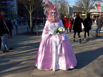 Venezianischer Karneval in Hamburg 2018 / Гамбург. Венецианский карнавал у озера Альстер. Великолепные костюмы, загадочные маски, дефиле, карнавальное шествие радуют горожан и гостей города.
 https://www.youtube.com/watch?v=mH-ARj0ilTA
https://www.youtube.com/watch?v=g-HDOSvJTUo