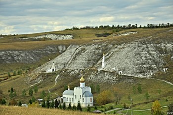 Костомарово. Спасский женский монастырь. / В двух километрах от Дона близ села Костомарово находится Спасский женский монастырь. Главной достопримечательностью обители являются уникальные пещерные храмы, находящиеся в толще меловой горы.