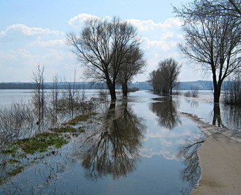 Разлив... / Во время разлива Дона эта дорога бывает затоплена. Облака отразились в воде.