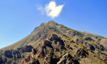 Гора приютила облачко / В поездке на Эльбрус встретили много интересный моментов. Вот над этой горой зависло облачко, цепляясь за вершину, как бы решив отдохнуть.