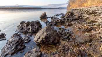 На черных камнях / 12 октября 2019, Самара, берег Волги.
